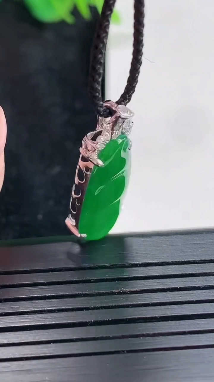 天然A货翡翠福豆吊坠，尺寸26.6-10-5，裸石21.5-10重量:2.23g
4月23日