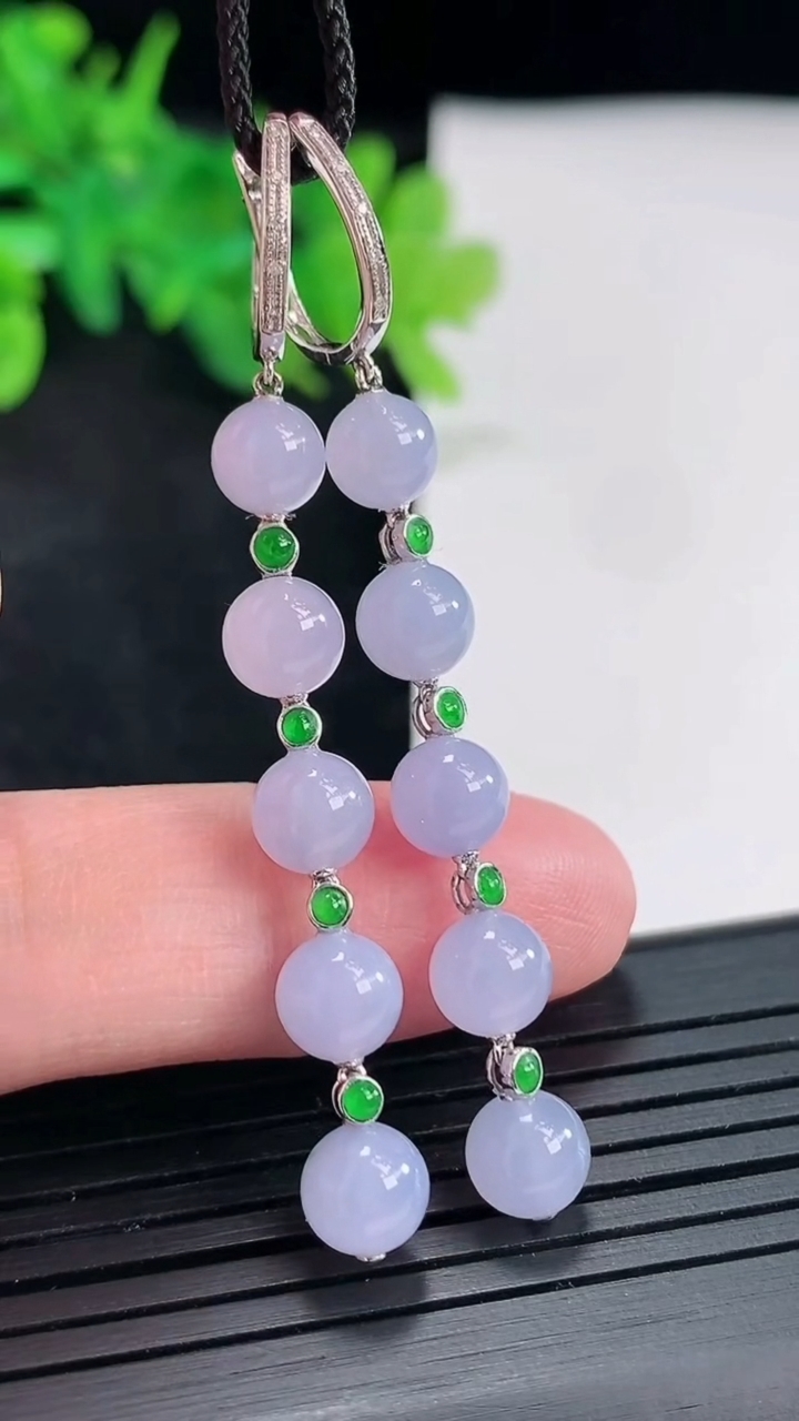 天然A货翡翠种紫罗兰圆珠耳坠，尺寸6.2重量:6.04g4月23日
工厂直销收藏佳品,种好水足，色泽均匀，有种有色，上手高大气！