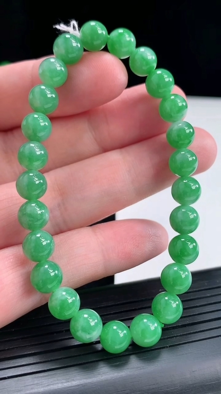 天然A货翡翠满满圆珠手串，尺寸7.5-15颗重量:18.78g4月23日
工厂直销收藏佳品,种好水足