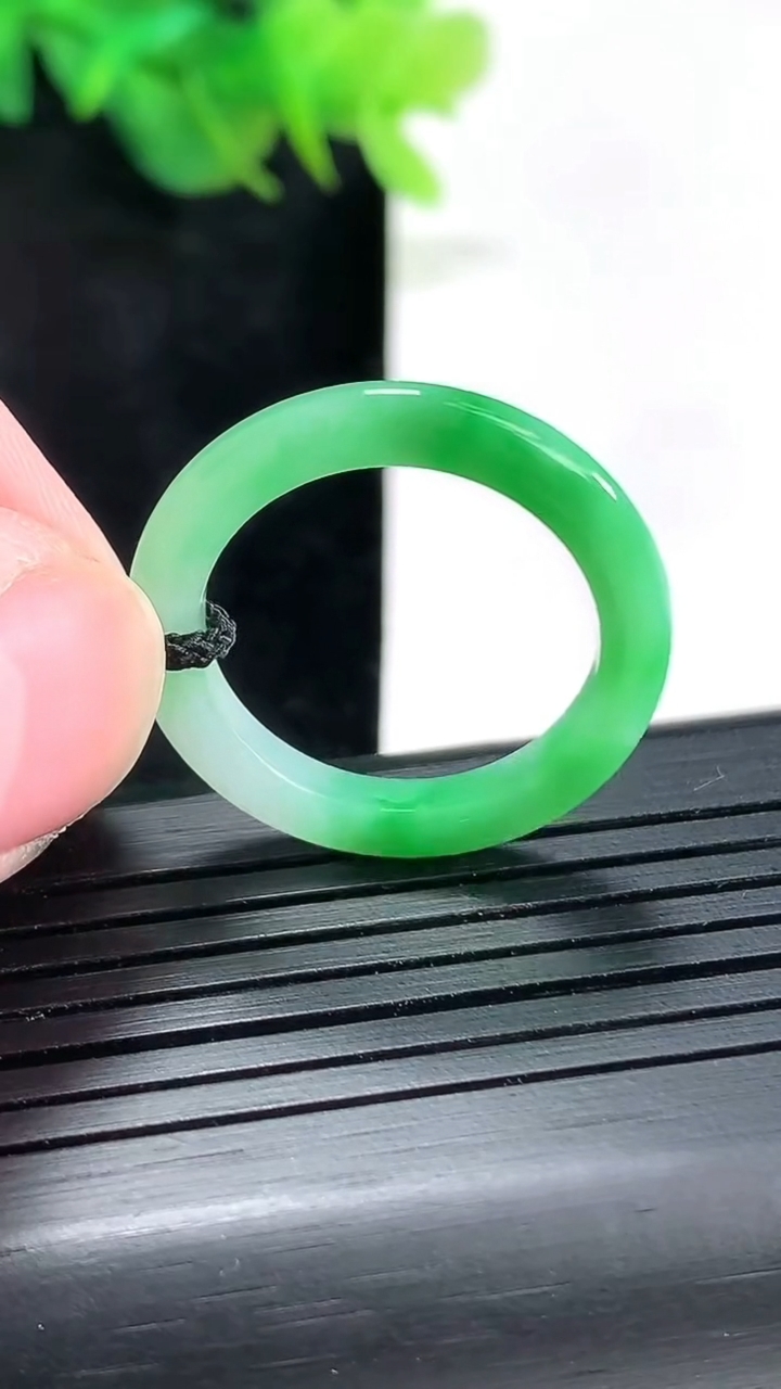 天然A货翡翠玉指环 戒指，尺寸18.8-3.2-3.5重量:2.51g2026年4月23日
工厂直销收藏佳品,种好水足，色泽均匀，有种有色，上手高大气！