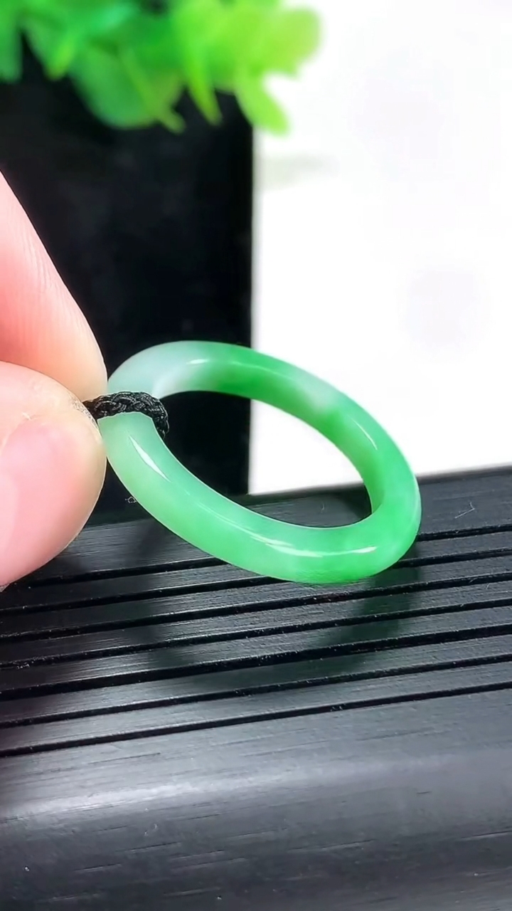 天然A货翡翠玉指环 戒指，尺寸18.8-3.2-3.5重量:2.51g2026年4月23日
工厂直销收藏佳品,种好水足，色泽均匀，有种有色，上手高大气！