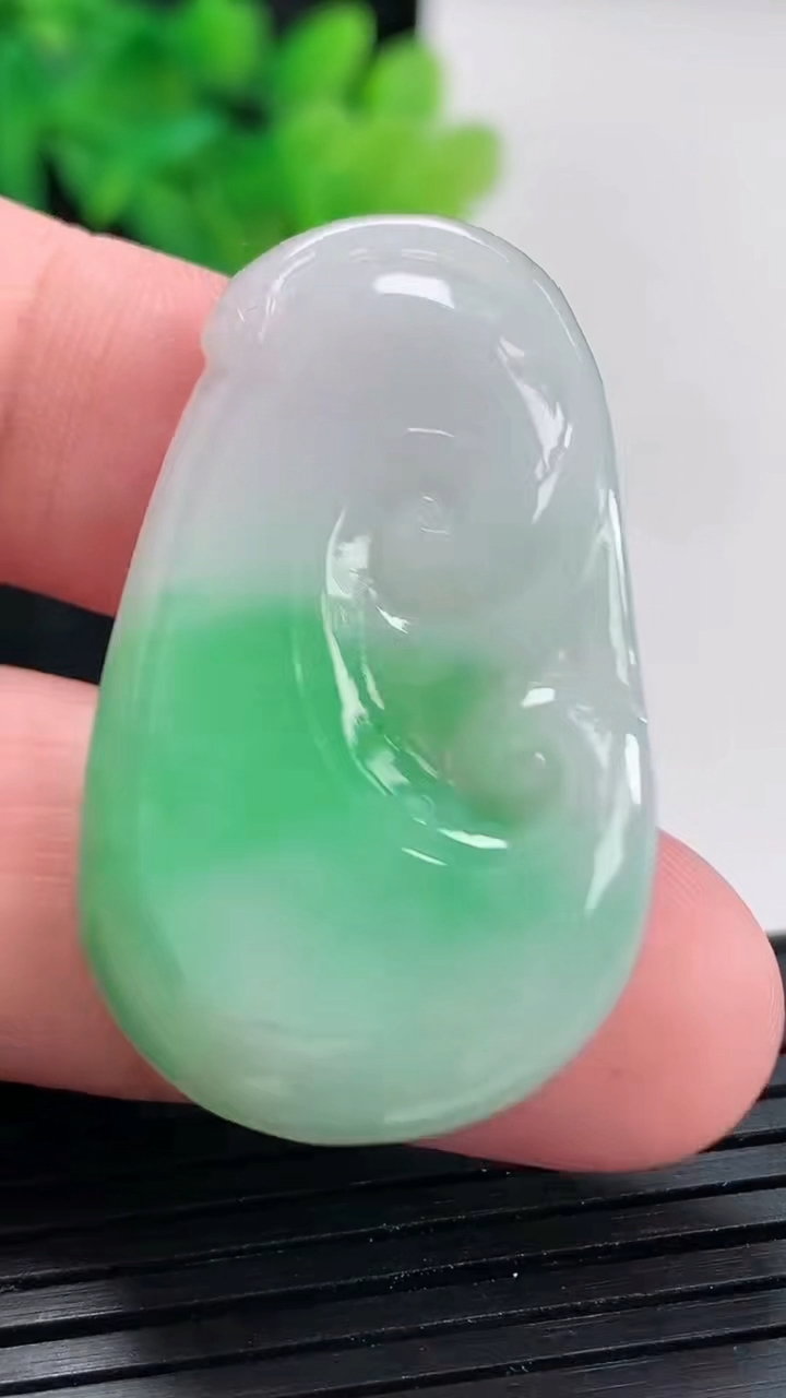 天然A货翡翠如意吊坠，尺寸41-24-4重量:8.38g
4月23日