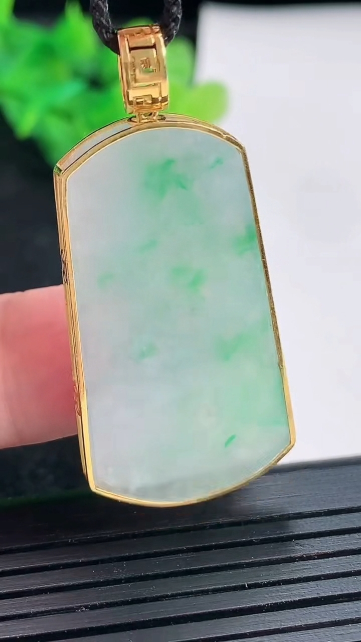 天然A货翡翠无事牌吊坠，尺寸45-20.5-4，裸石37-20重量:9.32g
4月23日