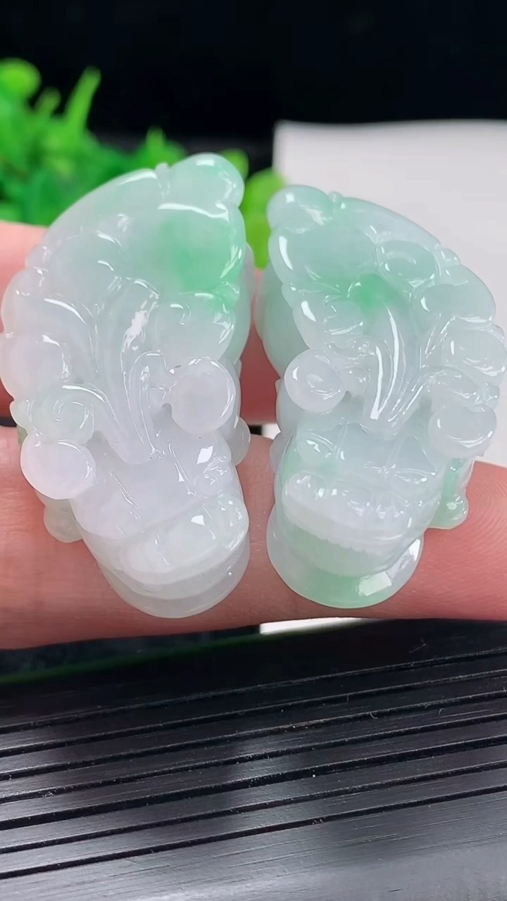 天然A货翡翠貔貅吊坠一对，尺寸41-19-12重量:42.78g
4月23日