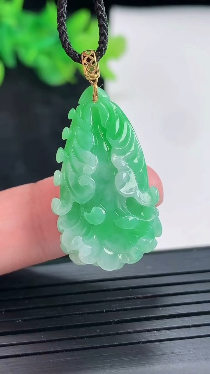 天然A货翡翠白菜吊坠，尺寸28.5-18-6.5重量:5.35g
4月23日