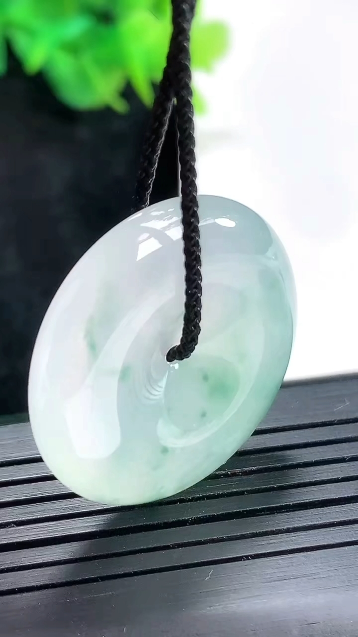 天然A货翡翠种飘花平安扣吊坠，尺寸30-6.5重量:12.86g
4月23日