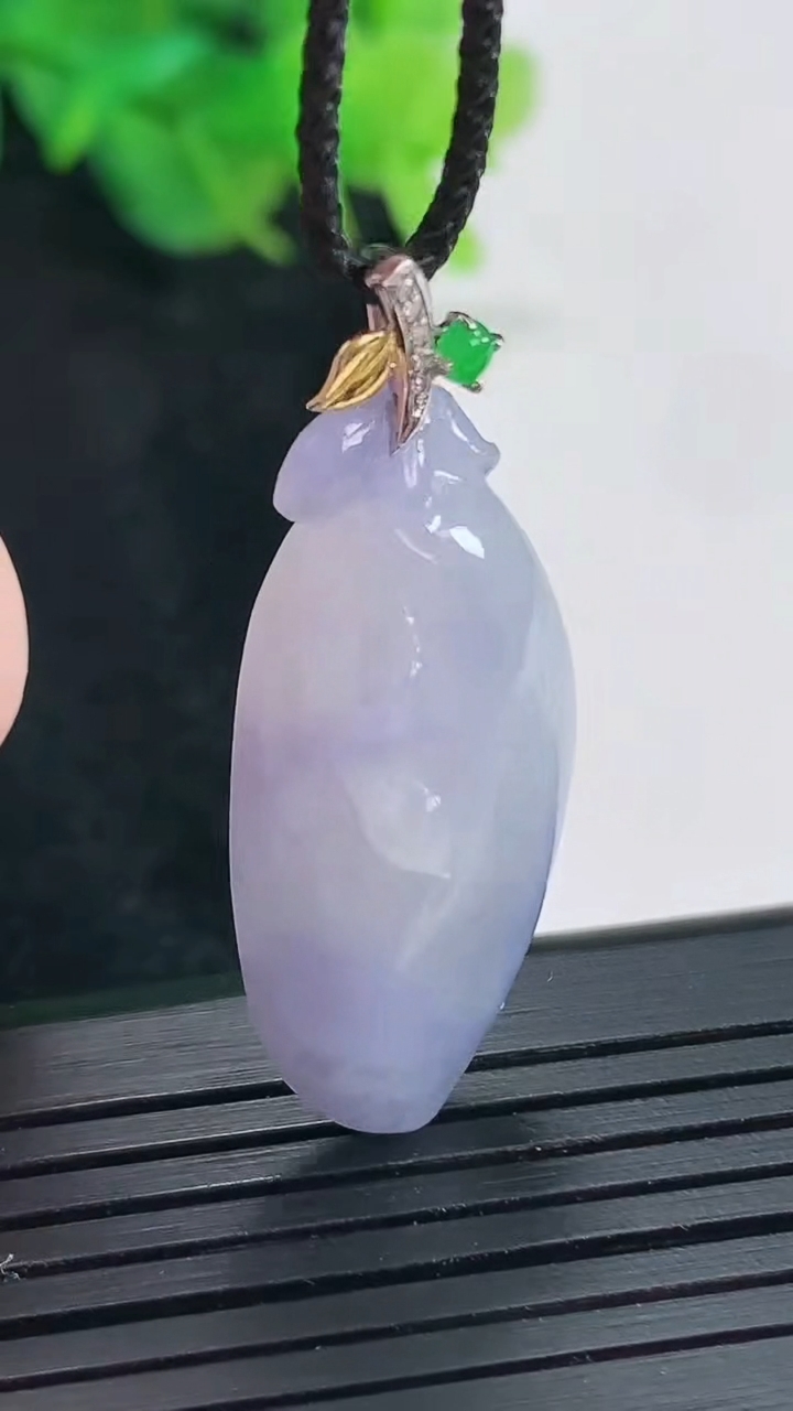 天然A货翡翠18k金紫罗兰福瓜吊坠，尺寸31-14-10重量:6.58g
4月23日