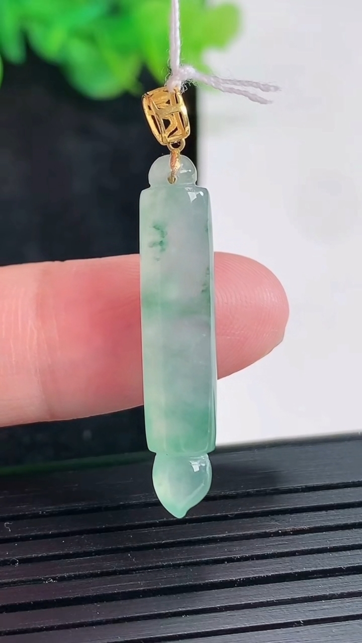 天然A货翡翠种飘花毛笔吊坠，尺寸31.6-5.2重量:2.67g
4月23日