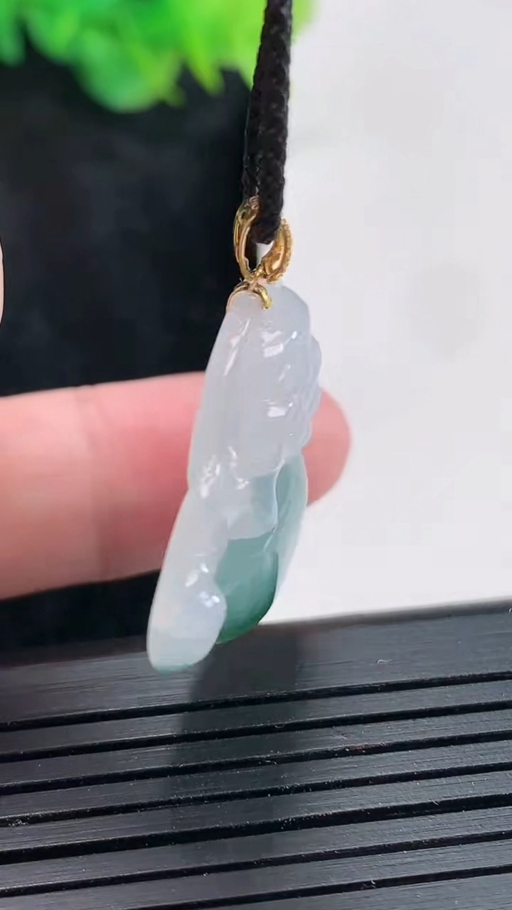 天然A货翡翠种飘花佛公吊坠，尺寸26-29.5-5.5重量:6.27g
4月23日