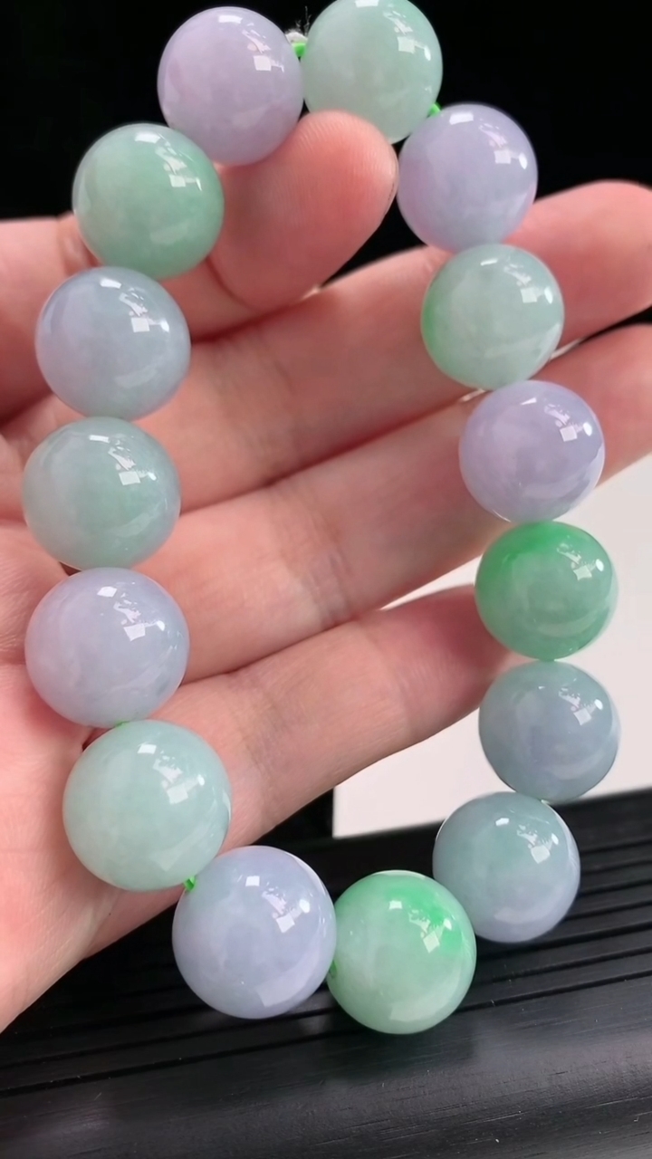 天然A货翡翠春带彩 紫罗兰圆珠手串，尺寸14-15颗重量:76.37g4月23日
工厂直销收藏佳品,