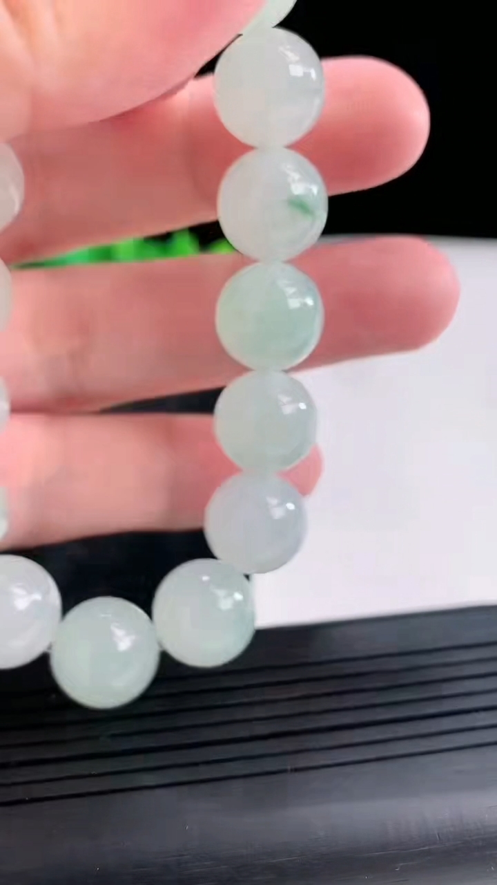 天然A货翡翠飘花圆珠手串，尺寸12-16颗重量:52.73g4月23日
工厂直销收藏佳品,种好水足，色泽均匀，有种有色，上手高大气！