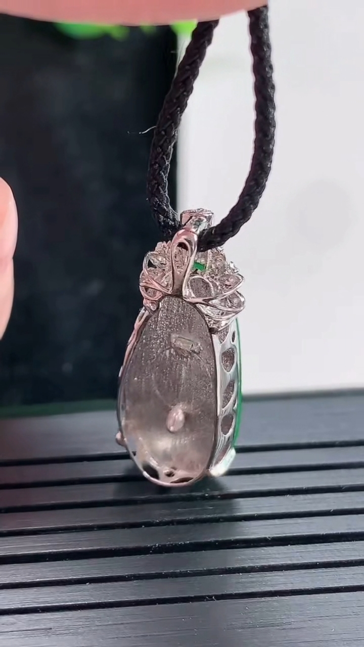 天然A货翡翠福豆吊坠，尺寸26.6-10-5，裸石21.5-10重量:2.23g
4月23日