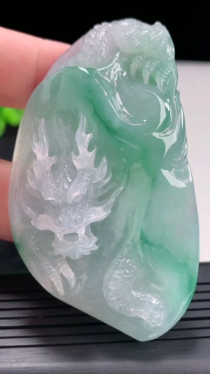 天然A货翡翠龙牌吊坠，尺寸72-41-13重量:64.52g
4月23日