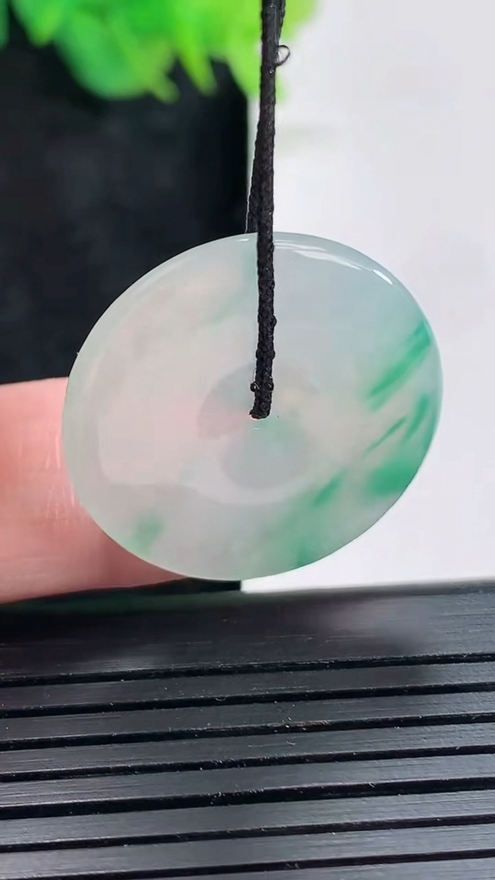 天然A货翡翠平安扣吊坠，尺寸25-3.5重量:5.35g
4月23日