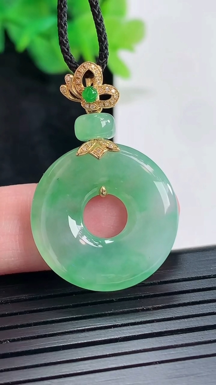 天然A货翡翠平安环吊坠，尺寸23.5-4重量:5.45g
4月23日