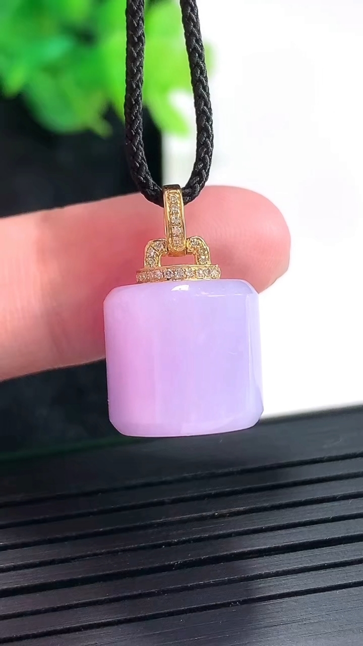 天然A货翡翠18k金紫罗兰路路通吊坠，尺寸12.5-13.5重量:6.54g
4月23日