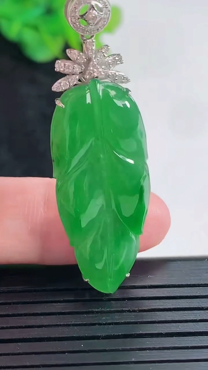 天然A货翡翠金枝玉叶 吊坠，尺寸49-15.5-5.8，裸石36-15重量:7.28g
4月23日