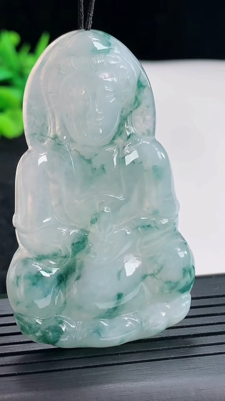 天然A货翡翠飘花正装观音吊坠，尺寸61-37-5.5重量:22.65g
4月23日