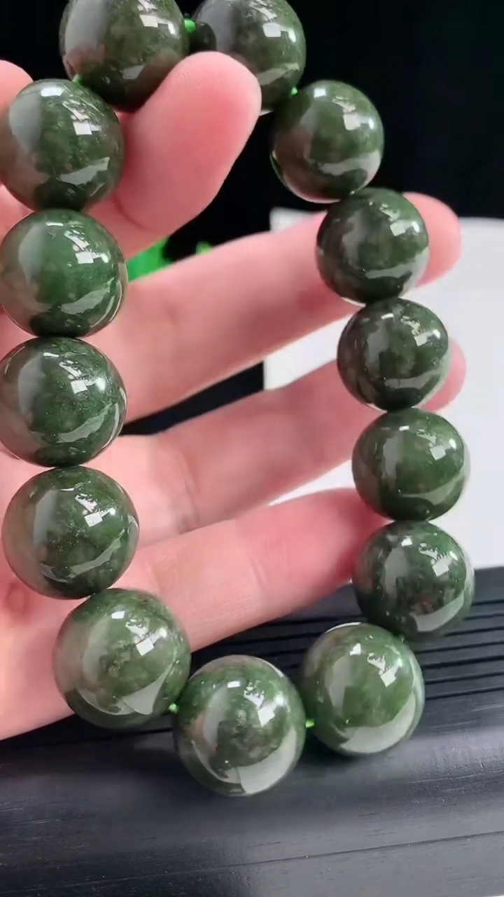 天然A货翡翠墨翠圆珠手串，尺寸16-14颗重:86.64g974月23日
工厂直销收藏佳品,种好水足，色泽均匀，有种有色，上手高大气！