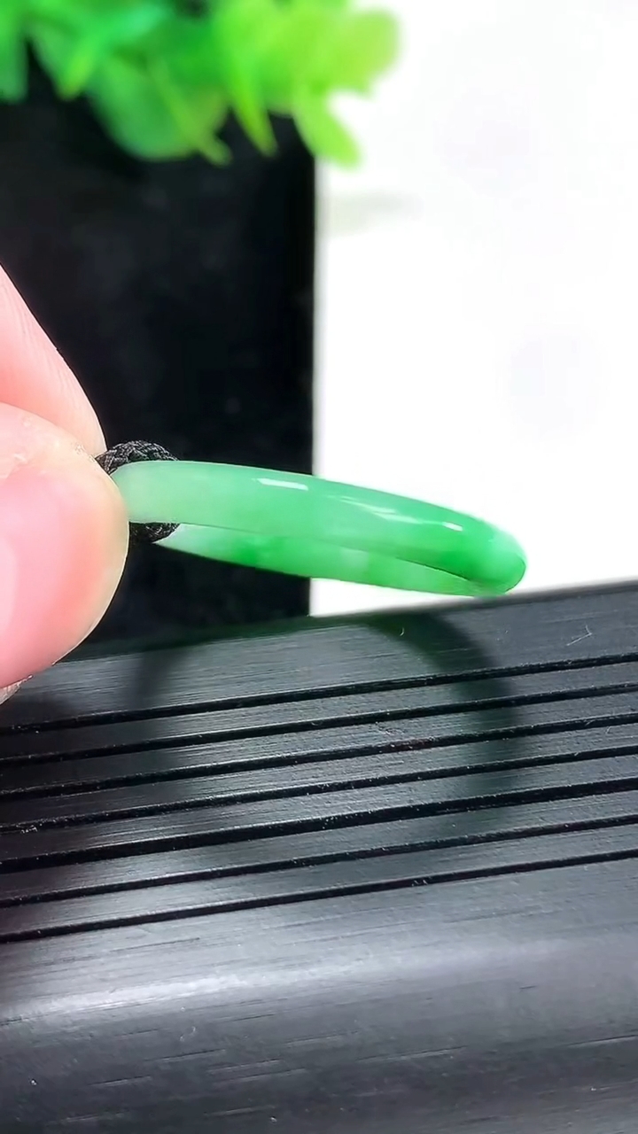 天然A货翡翠玉指环 戒指，尺寸18.8-3.2-3.5重量:2.51g2026年4月23日
工厂直销收藏佳品,种好水足，色泽均匀，有种有色，上手高大气！