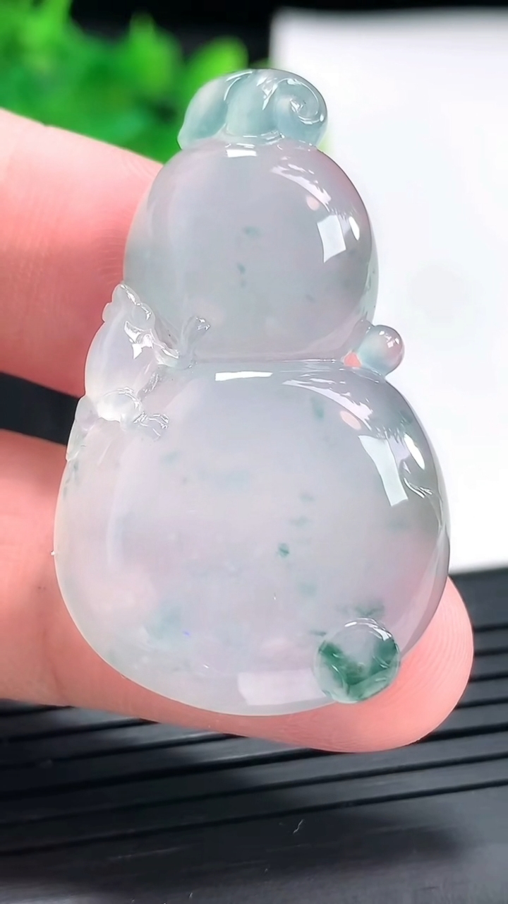 天然A货翡翠种飘花葫芦吊坠，尺寸41-25-6重量:11.86g
4月23日