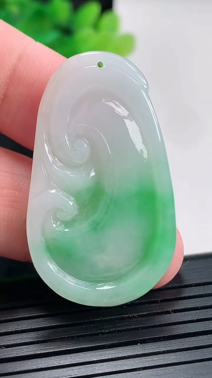 天然A货翡翠如意吊坠，尺寸41-24-4重量:8.38g
4月23日