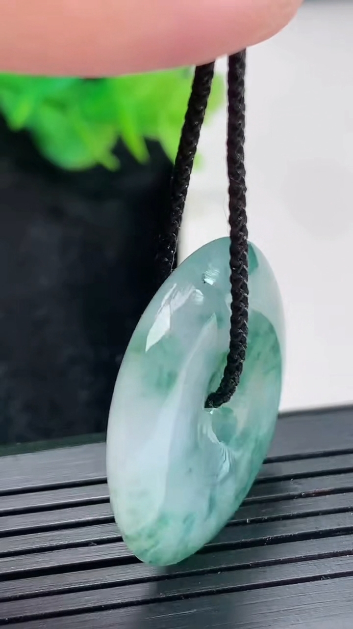 天然A货翡翠冰种飘花平安扣吊坠，尺寸30.5-6重量:11.25g
4月23日