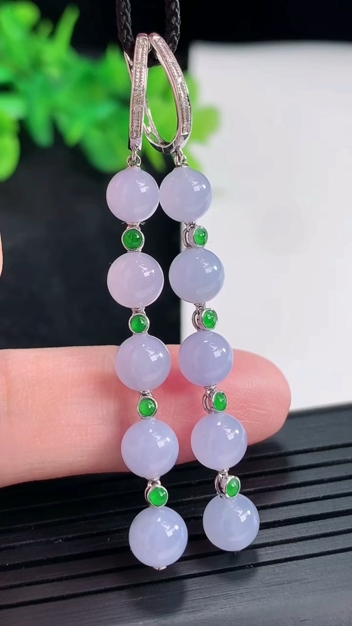 天然A货翡翠种紫罗兰圆珠耳坠，尺寸6.2重量:6.04g4月23日
工厂直销收藏佳品,种好水足，色泽