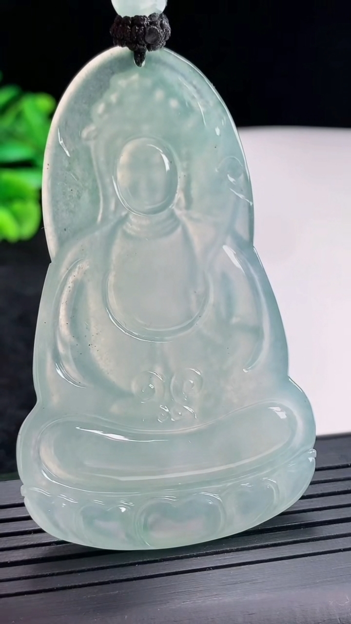 天然A货翡翠大势至菩萨吊坠，尺寸70-42-5.5重量:37.34g
4月23日