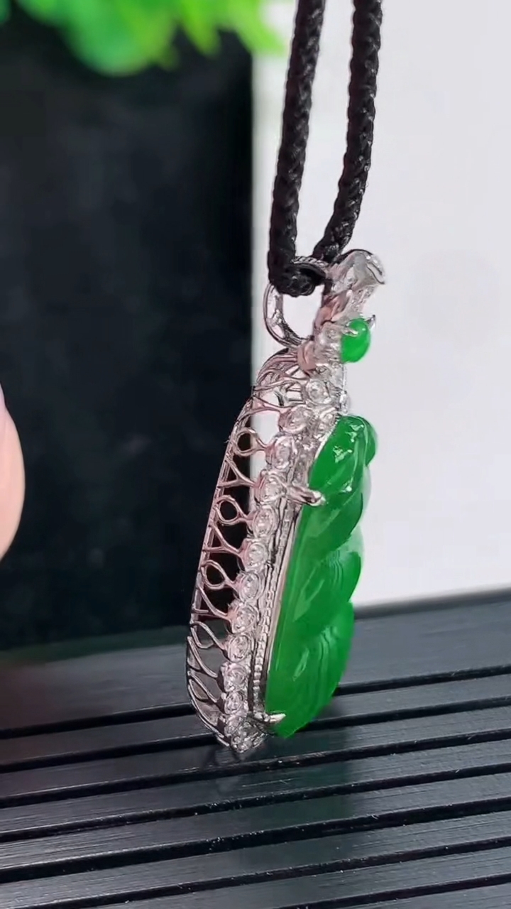 天然A货翡翠福豆吊坠，尺寸33-14.5-7，裸石2211.5重量:3.23g
4月23日