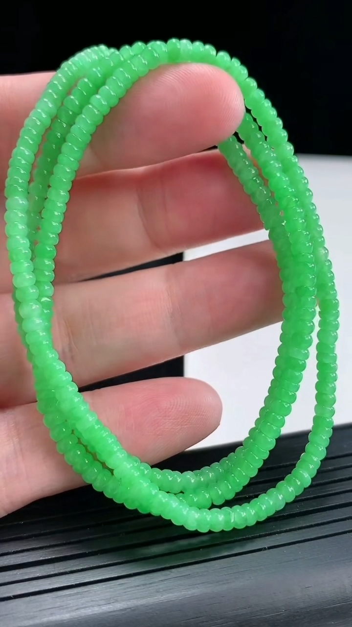 天然A货翡翠算盘珠项链，尺寸3-1.5重量:14.95g4月23日
工厂直销收藏佳品,种好水足，色泽均匀，有种有色，上手高大气！