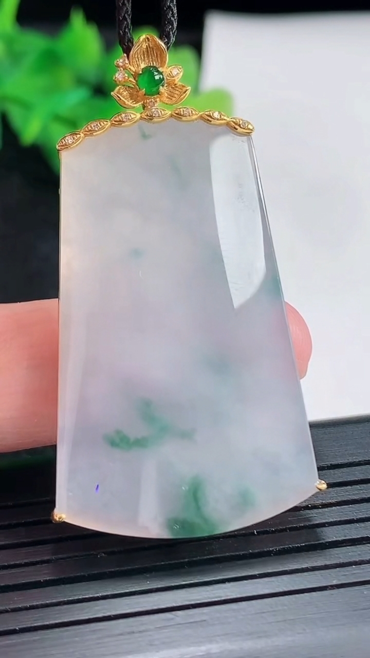 天然A货翡翠种紫罗兰飘花无事牌吊坠，尺寸48-27-5.5，裸石40-27重量:12.38g
4月23日