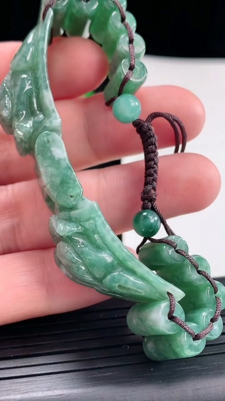 天然A货翡翠龙头手串，尺寸33-14-12.8重:37.37g974月23日
工厂直销收藏佳品,种好水足，色泽均匀，有种有色，上手高大气！
