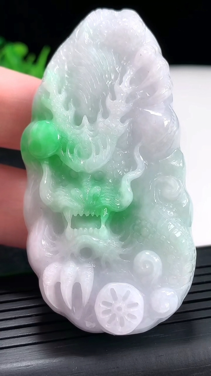 天然A货翡翠龙牌吊坠，尺寸71-36.5-14重量:76.36g
4月23日