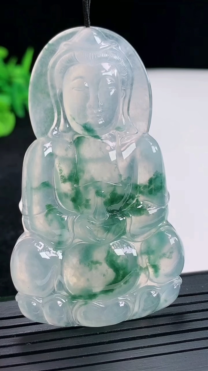 天然A货翡翠种飘花正装观音吊坠，尺寸66-40-6重量:27.04g
4月23日