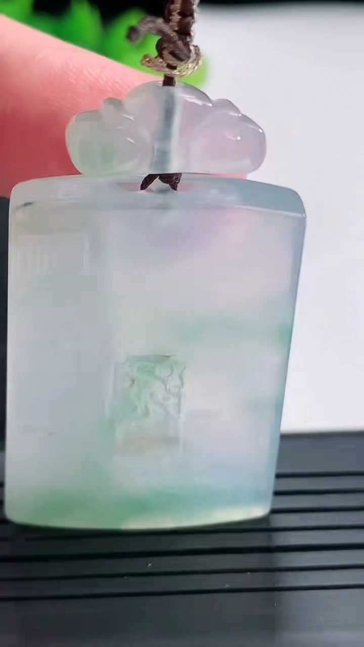 天然A货翡翠仿古无事牌吊坠，尺寸41-28-5.2重量:20.61g
4月23日