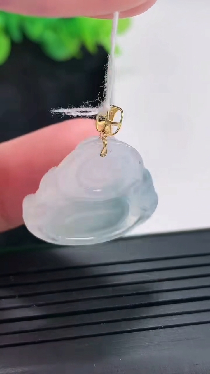 天然A货翡翠种飘花佛公吊坠，尺寸21-24.5-6重量:4.92g
4月23日