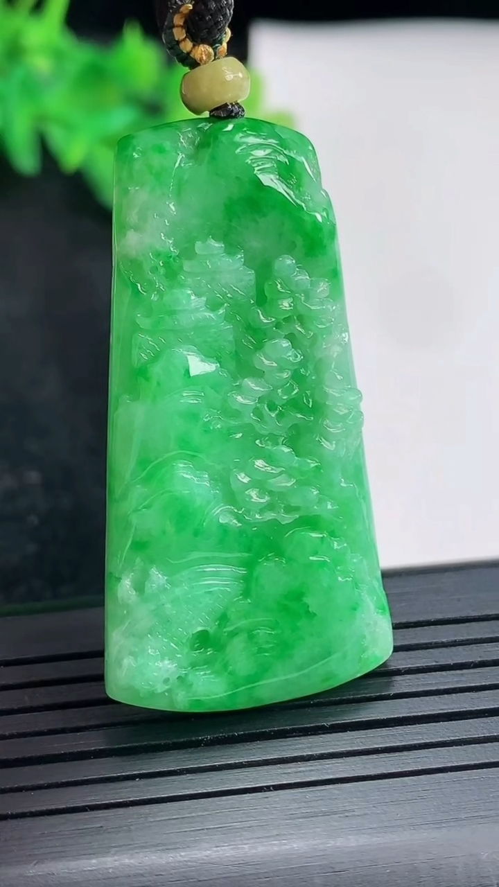 天然A货翡翠山水牌吊坠，尺寸46-24.5-5.6重量:17.18g
4月23日