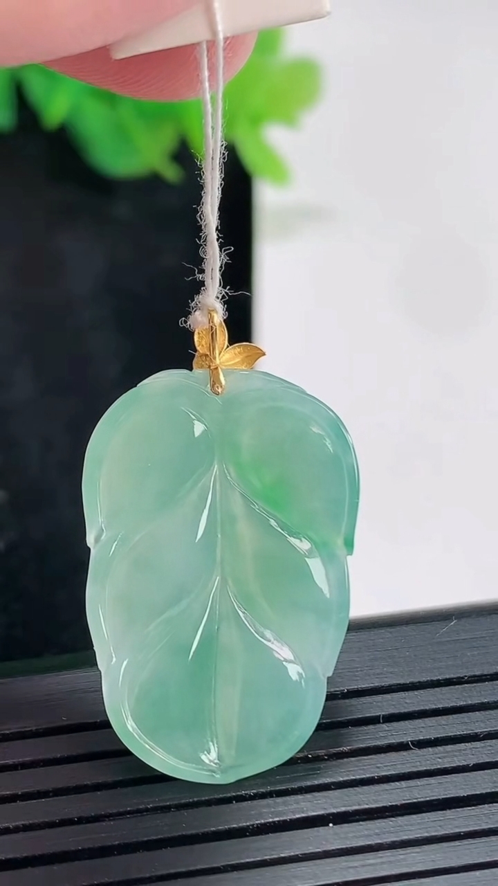 天然A货翡翠金枝玉叶 叶子吊坠，尺寸28-18.6-3.8重量:4.15g
4月23日