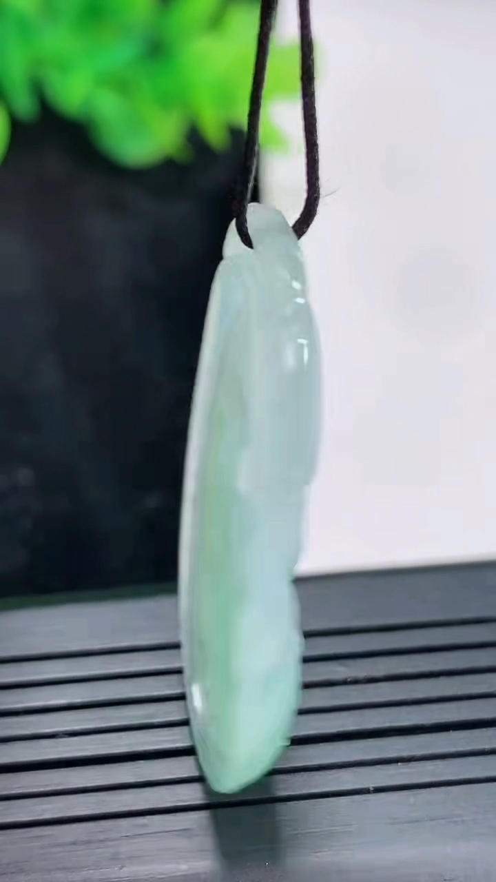 天然A货翡翠如意吊坠，尺寸40.5-24.5-5.2重量:9.77g
4月23日