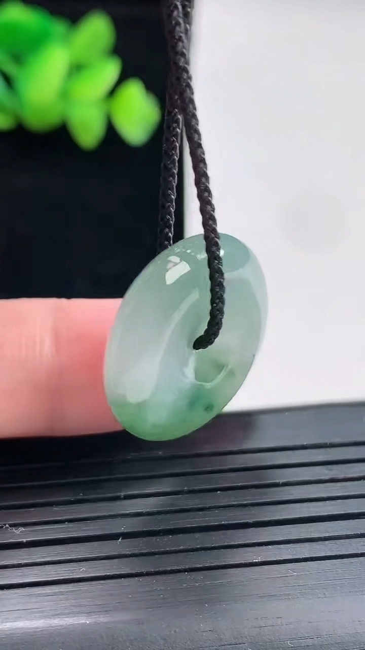 天然A货翡翠飘花平安扣吊坠，尺寸22.5-5.6重:5.74
4月24日