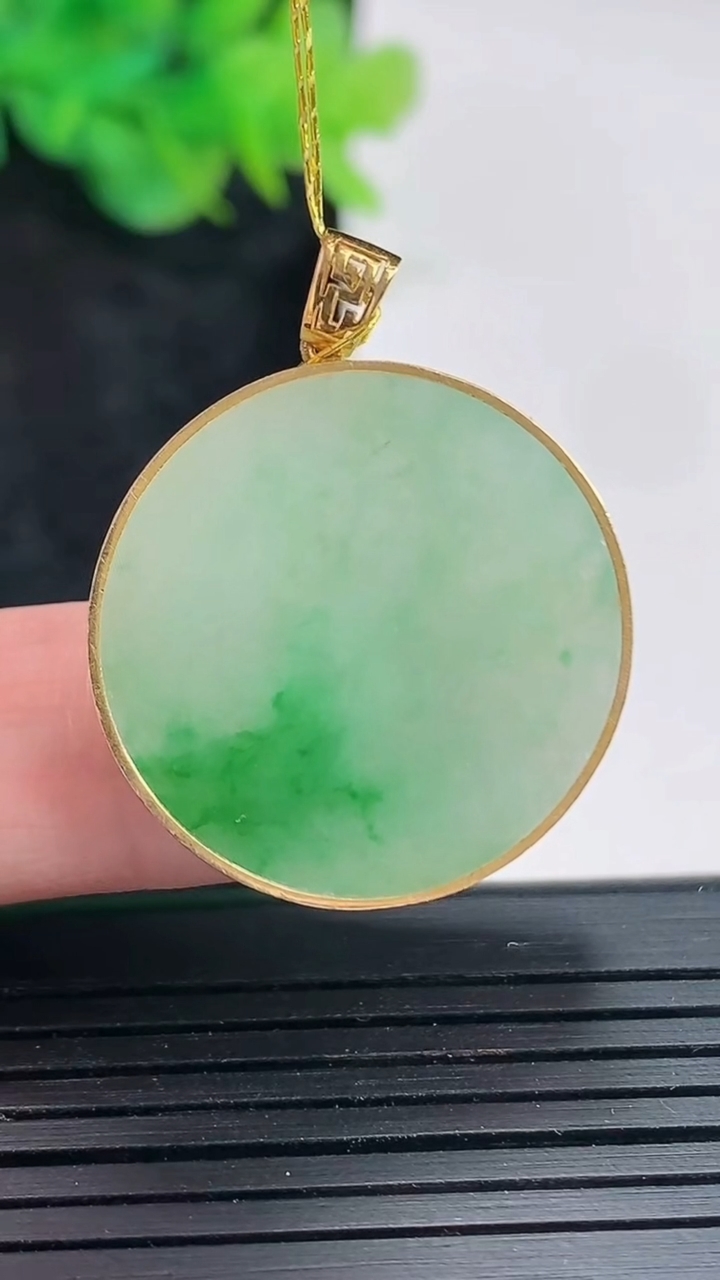 天然A货翡翠无事牌吊坠，尺寸31.6-25.5-2.6，裸石25重量:4.73g
4月23日