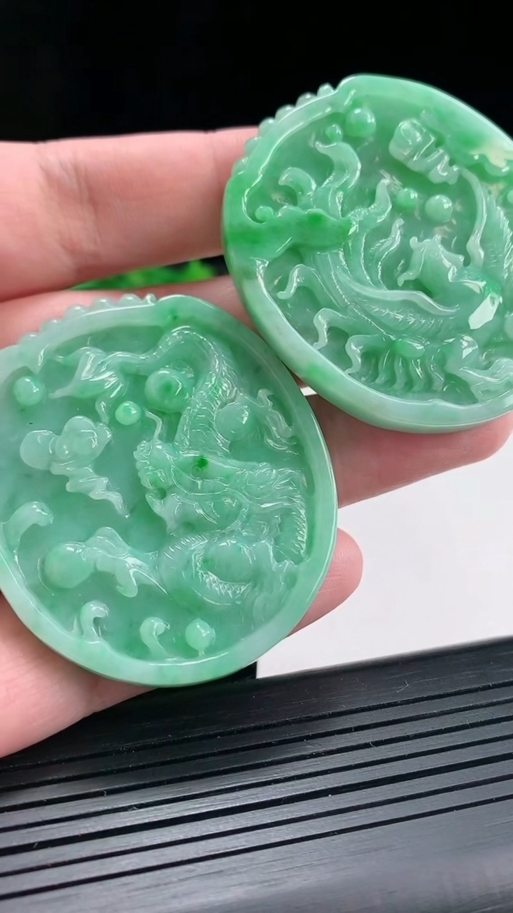 天然A货翡翠龙凤呈祥吊坠一对，尺寸51-45-5.5重量:56.97g
4月23日