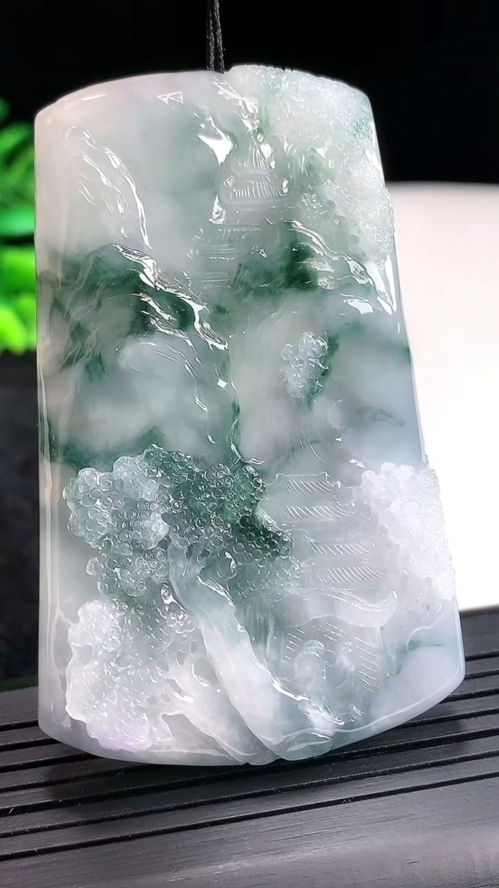 天然A货翡翠紫罗兰 飘花山水牌吊坠，尺寸68.6-43-7重量:52.32g
4月23日