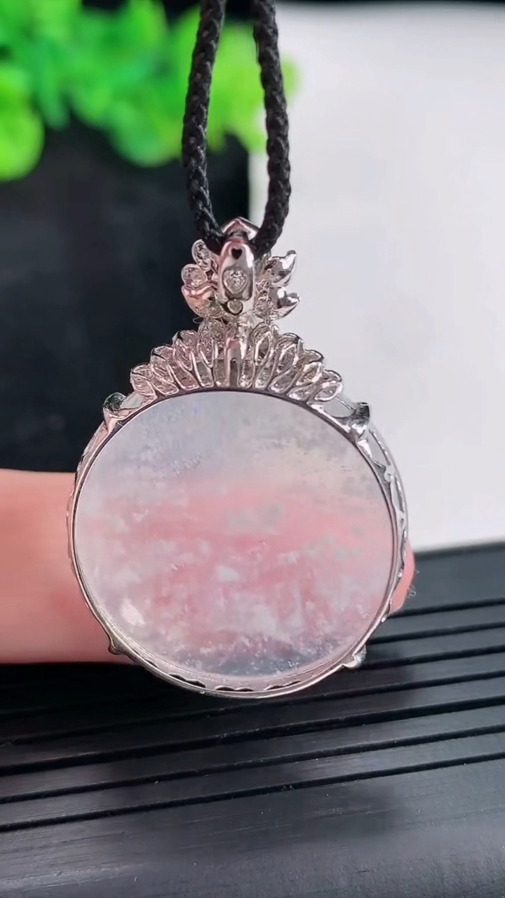 天然A货翡翠种白冰无事牌吊坠，尺寸34-24.5-5.6，裸石24.5重量:4.59g
4月23日