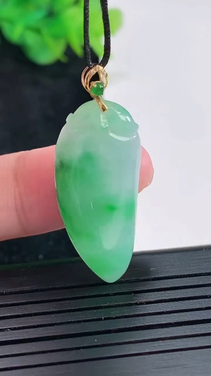 天然A货翡翠福瓜吊坠，尺寸32-14-4.8重量:4.07g
4月23日