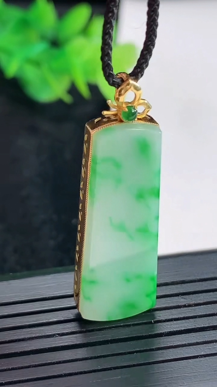 天然A货翡翠无事牌吊坠，尺寸40-13-4.8，裸石33.5-12重量:4.59g
4月23日
