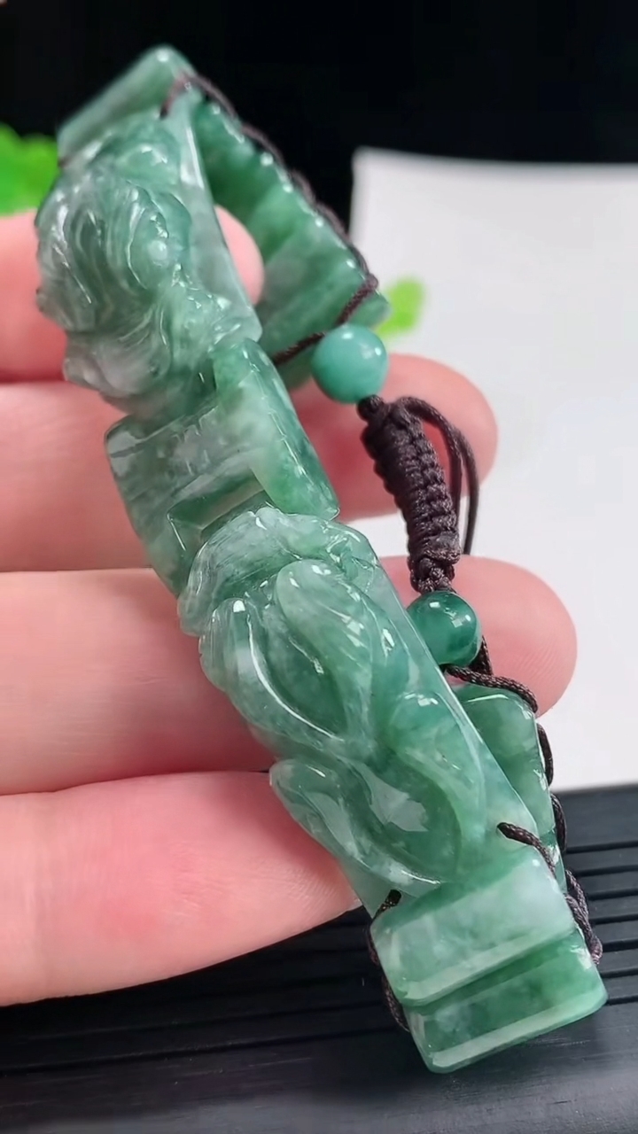 天然A货翡翠龙头手串，尺寸33-14-12.8重:37.37g974月23日
工厂直销收藏佳品,种好水足，色泽均匀，有种有色，上手高大气！