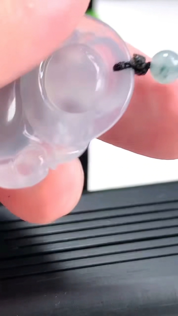 天然A货翡翠种白冰佛公吊坠，尺寸29-33.6-5.8重量:9.85g
4月23日