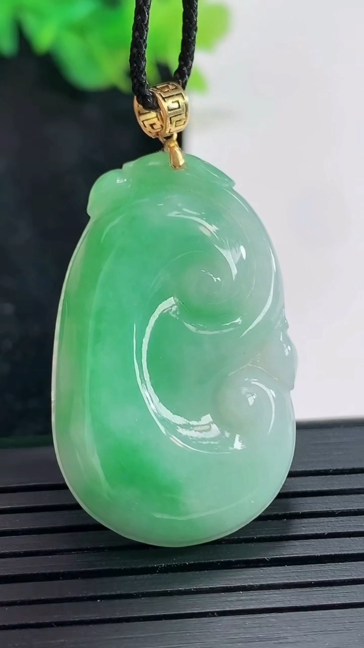 天然A货翡翠如意吊坠，尺寸35-23-5.2重量:8.75g
4月23日